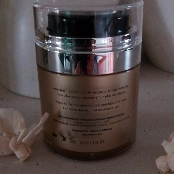 DC Ultime Premium Day Moisturizer - Gold - Picture 3 of 4